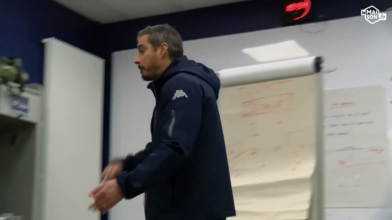 Grosse col&egrave;re de Nicolas Seube au vestiaire &agrave; la mi-temps du match Caen - Concarneau
