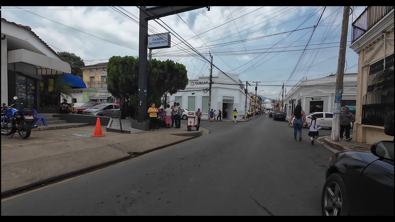 Caminando por la Avenida Francisco Menendez hacia parque la Concordia   Ahuachapan