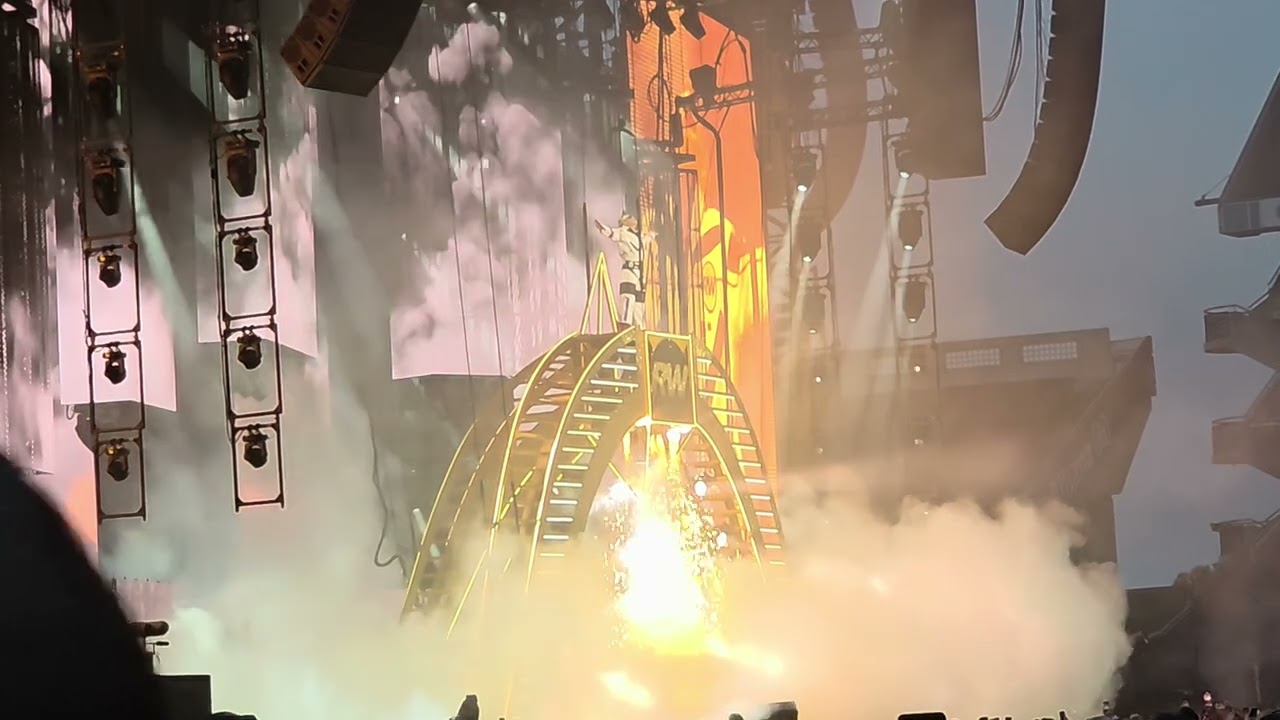 Robbie Williams, Intro / Rocket / Let me entertain you, Croke Park Dublin 23/08/25