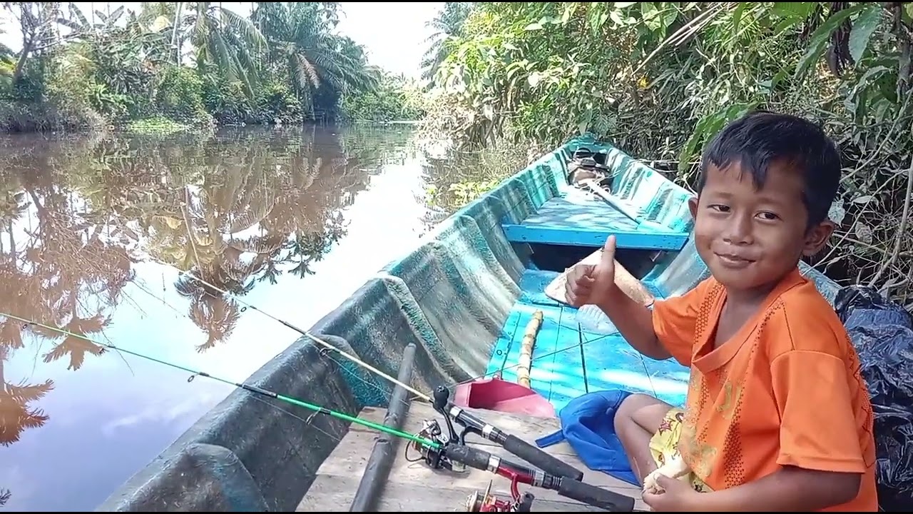 Keseruan strike udang galah di parit
