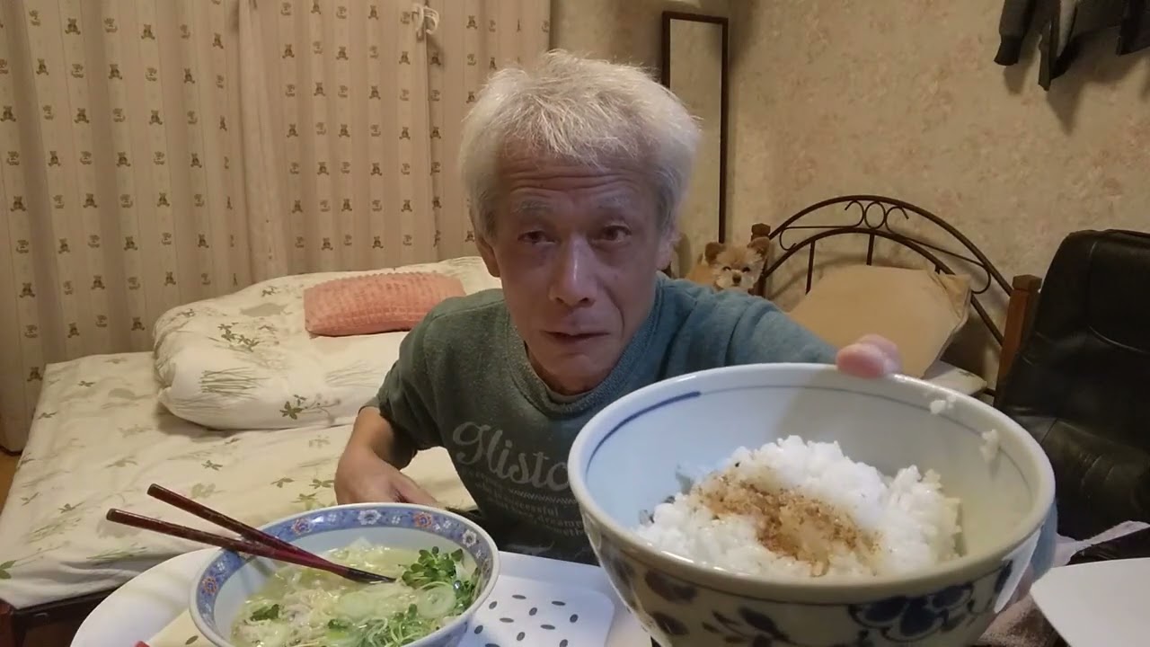 ６０代一人暮らし、ぼっちの夜食は塩ラーメン、うんまっいっす！！あああぁ～【いてぇー！！Ⅾちゃんに嚙まれた～】大惨事勃発！！