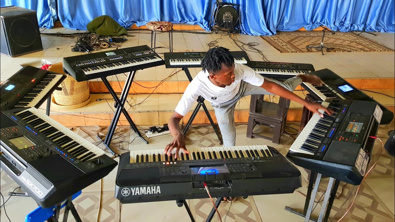 see how saviour Bee  played  8 keyboards at a go 😂😂😂😂🙆‍♀️🙆‍♀️🙆‍♀️