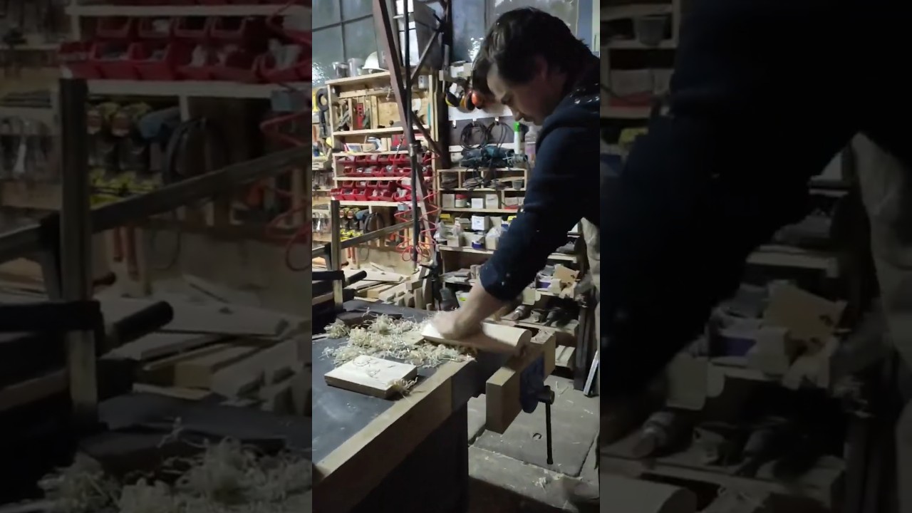 Rindeluire manuală cu rindeaua bloc a unui element rotund prins &icirc;n menghină #lemnmasiv #woodworking