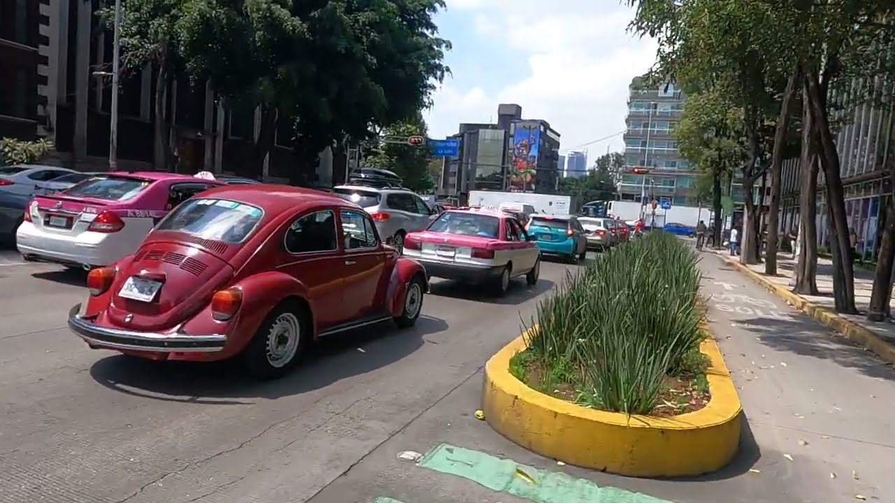 Escand&oacute;n neighborhood and Patriotismo Metro Station
