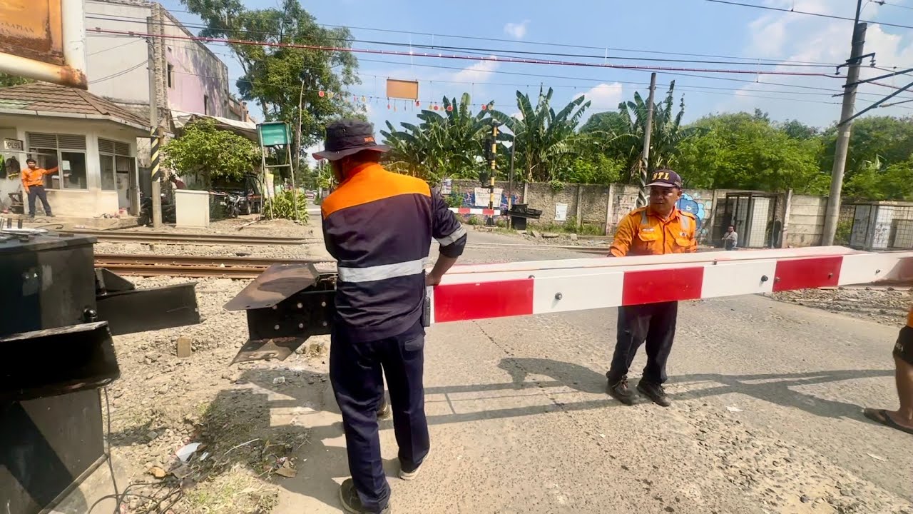 JADI BEGINI!, Proses Pemasangan Palang Pintu KA Perlintasan Kereta Api Tambun Bekasi