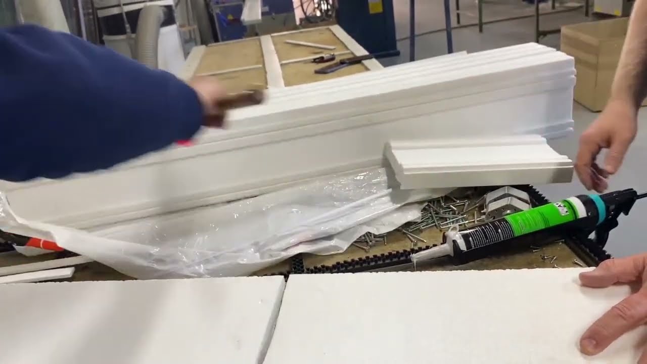 Монтаж подставочного основания COMPACFOAM для портальной системы в условиях цеха