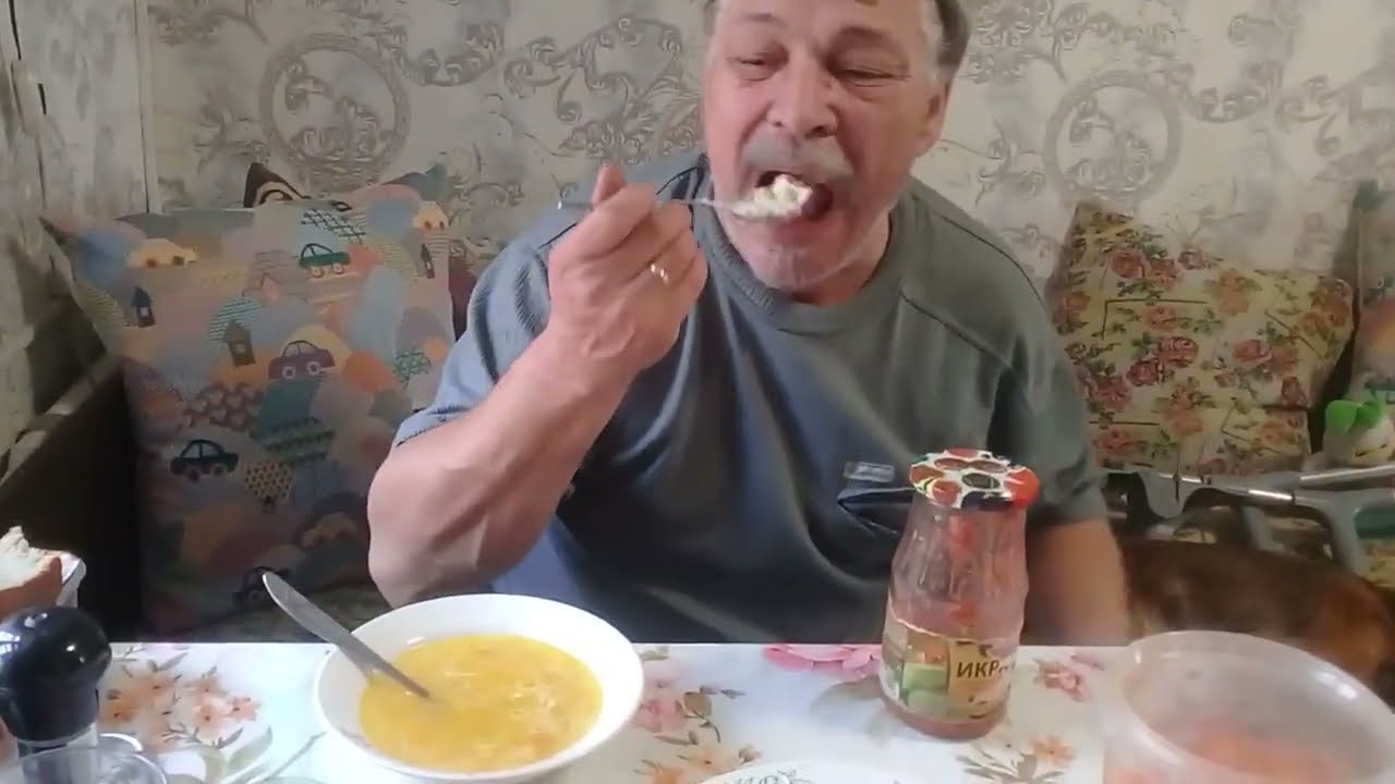 Жизнь в деревне: а я на кухне готовлю еду. На обед будет суп и салат. Накормила мужа