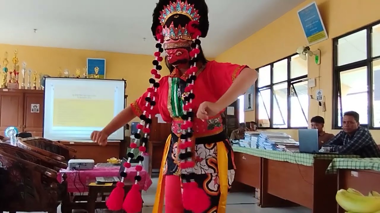Tari Topeng Siswi SMPN Satu Atap 1 Lelea