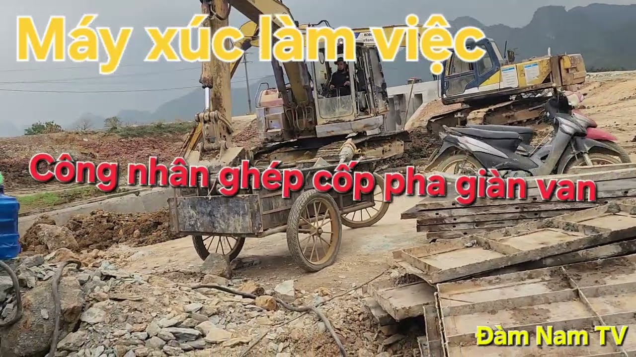 MÁY XÚC LÀM VIỆC VÀ CÔNG NHÂN XÂY DỰNG GHÉP CỐP PHA CỐNG HỘP 