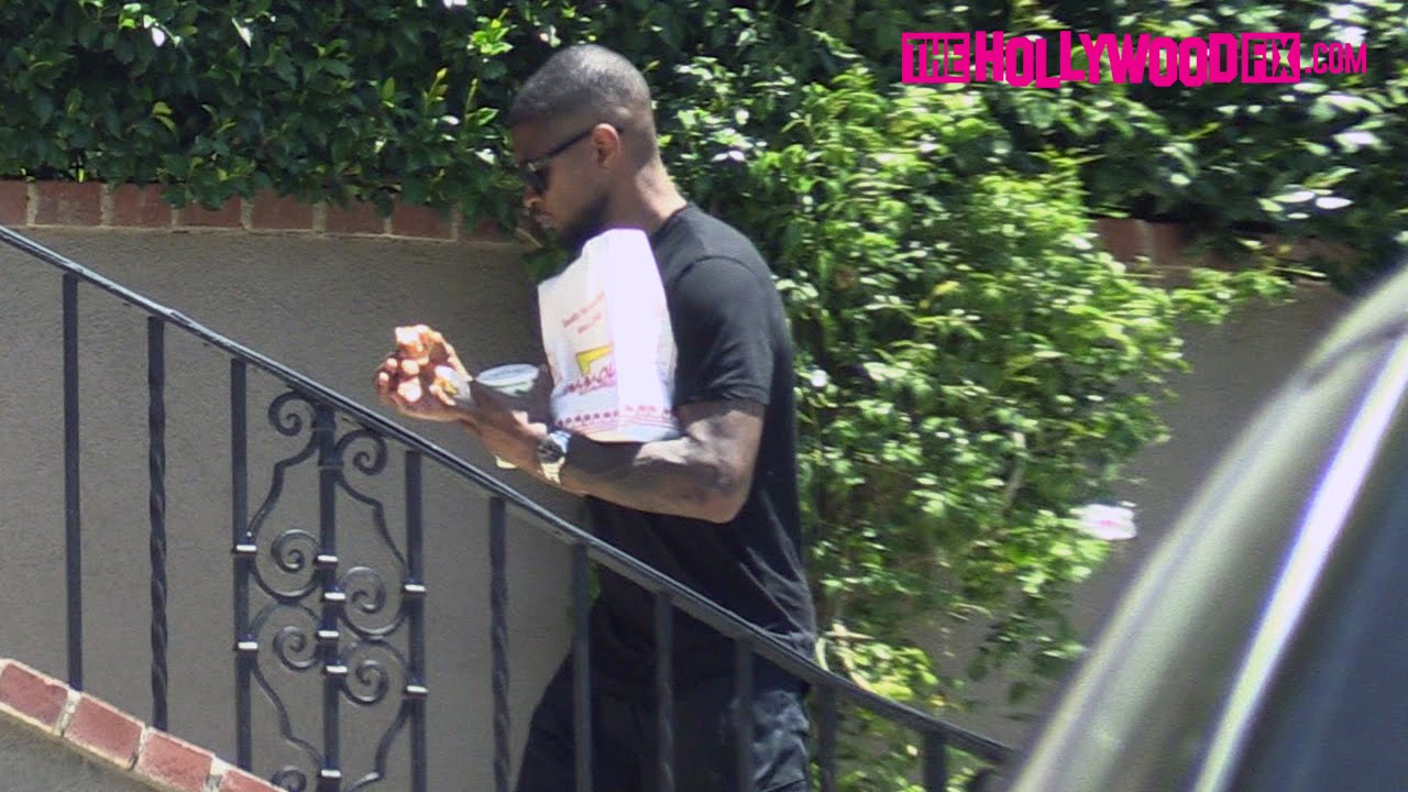 Usher Raymond Arrives To A Friends House With In-N-Out Burger 7.2.16 - TheHollywoodFix.com