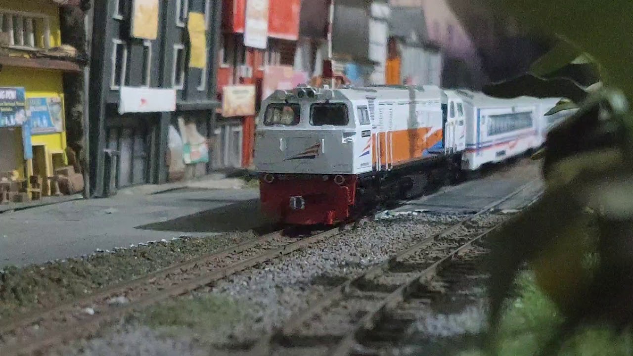 Bagaimana Jika Kereta Api Miniatur Melaju Saat Malam Hari?