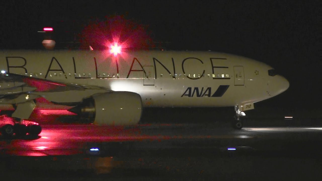 [夜の富山空港 B777] ANA Boeing 777-200 JA712A NIGHT TAKE-OFF TOYAMA Airport 2011.11.11