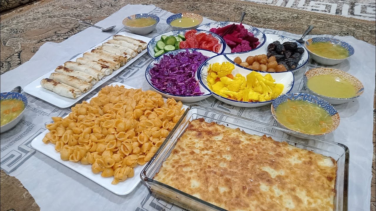 فطور رمضاني صينيه بطاطا بالحم المثروم و معكرونه بالجبن والزبده وشوربة الخضار 