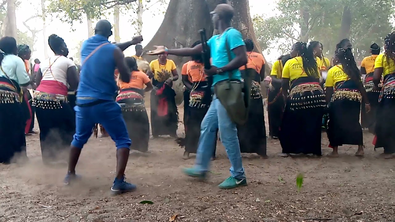 Danse traditionnelle des femmes de cabrousse..
