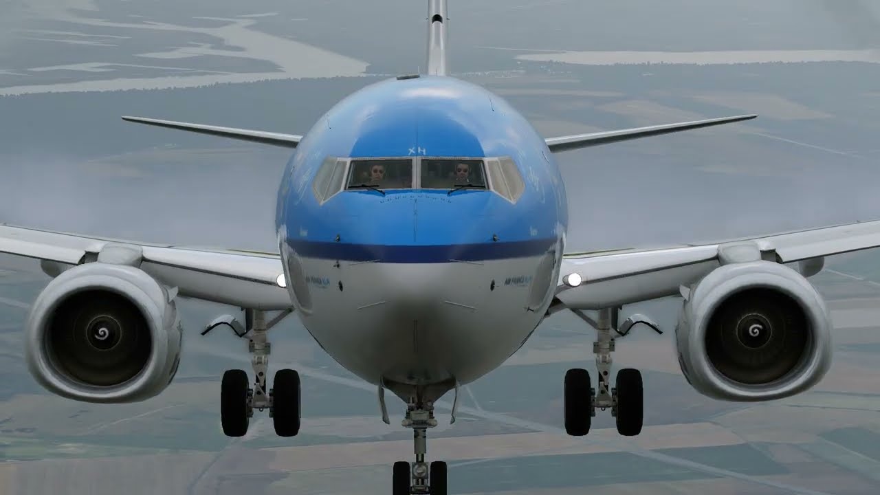 KLM BOEING 737-800 LANDING