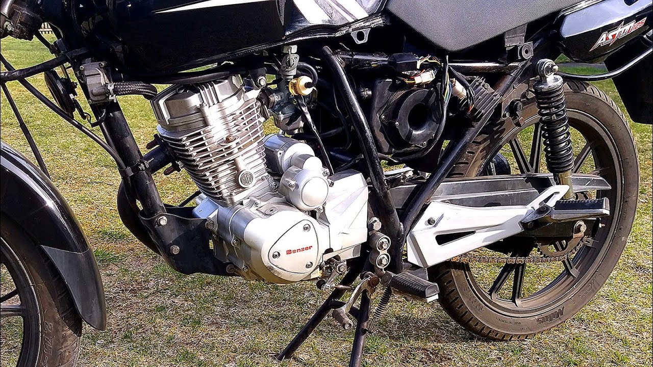 Naprawa motocykla Benzer 125. Nier&oacute;wna praca silnika. Strzał w tłumik.