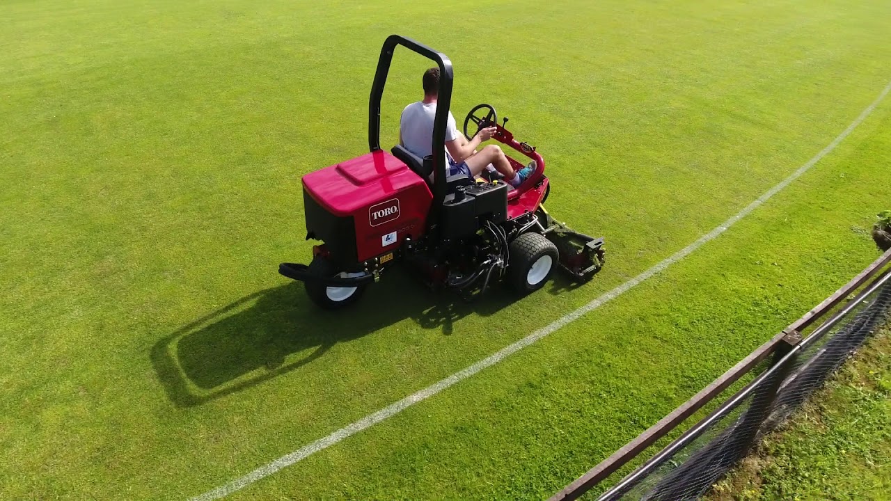 Cutting the cricket pitch with a Toro Reelmaster 3100-D