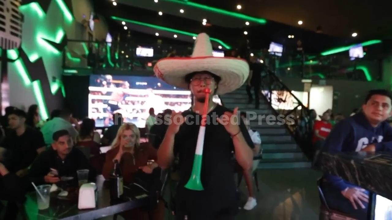 Boxing fans in Mexico watch fight between Terence Crawford and Sa&uacute;l 'Canelo' Alvarez