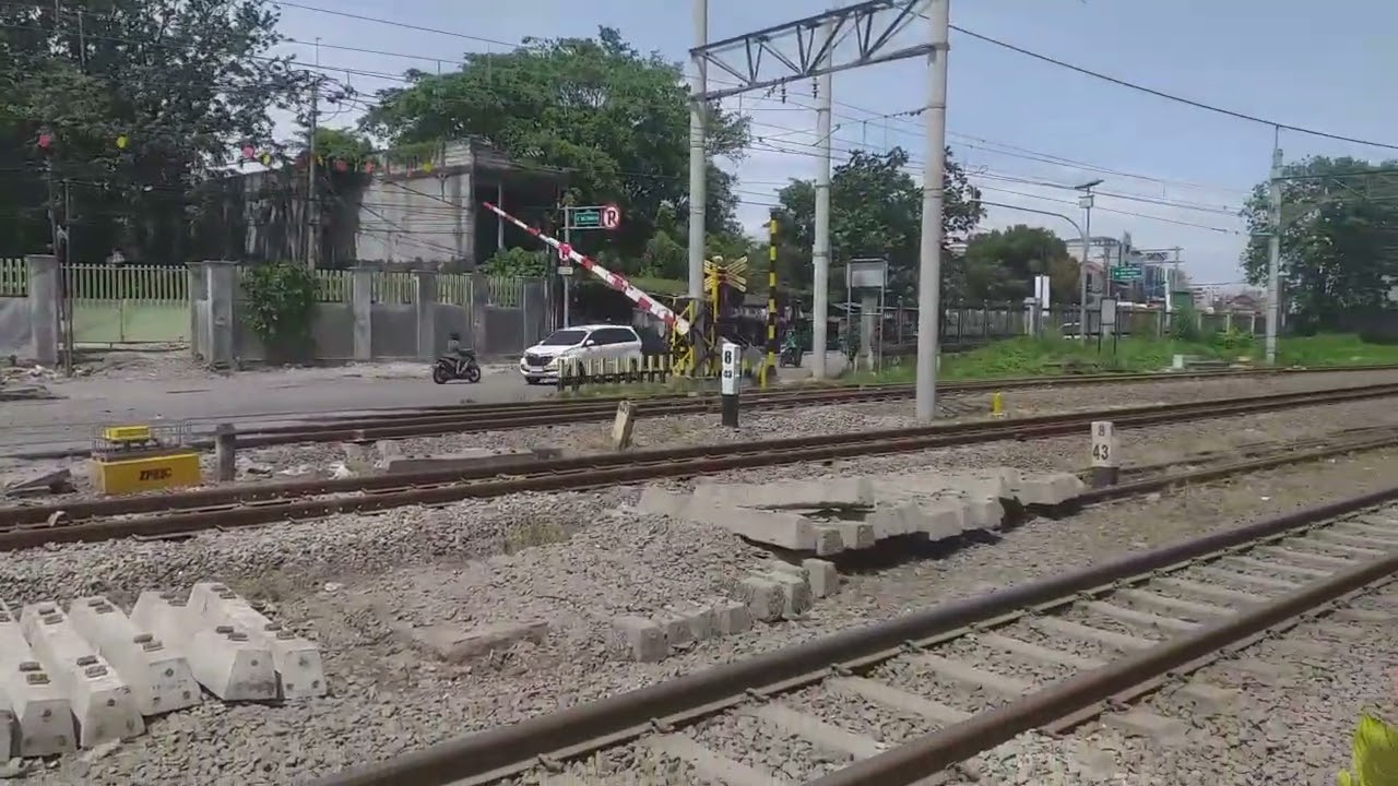Kereta Melaju Kencang KA Argo Merbabu Dan KA Petikemas JPL 111 Cikarang