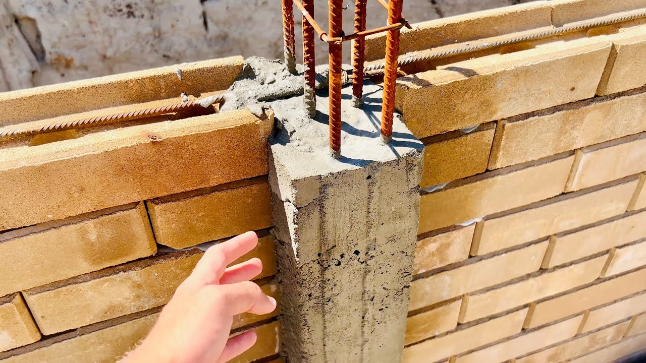 TIJOLO ECOLÓGICO: fizemos as colunas - enchendo as paredes de concreto.