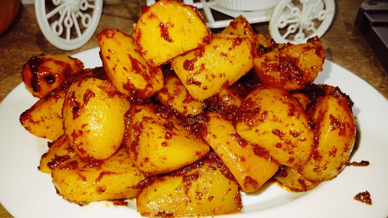 Khatey alo recipe by fizza home kitchen #khatayaloo #viralfoodrecipes #cookingchannel 