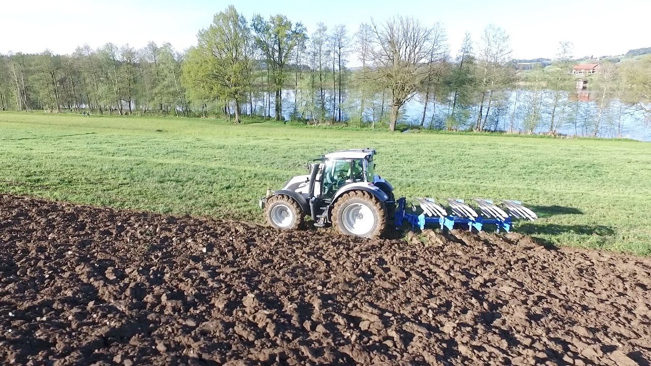 Weisser Valtra am Pflügen