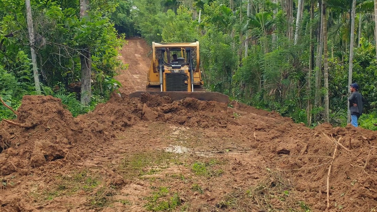 It Was Revealed That the CAT D6R XL Bulldozer Is an Excellent Bulldozer for Road Construction Work