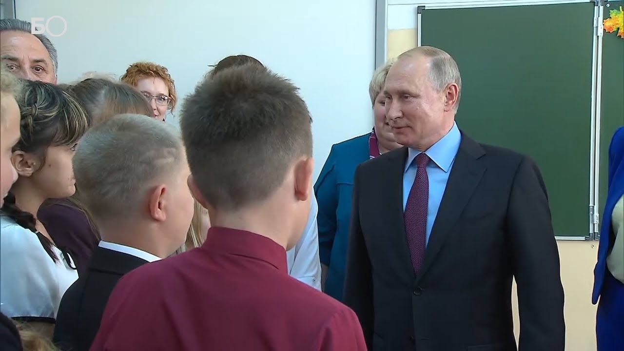 «Я поухаживаю за тобой немного?»: Путин поправил школьнику галстук при осмотре школы в Тулуне