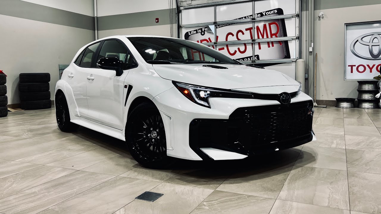 Этот совершенно новый, только что с завода, Toyota Corolla GR 2026 года выпуска, готов к гонкам.