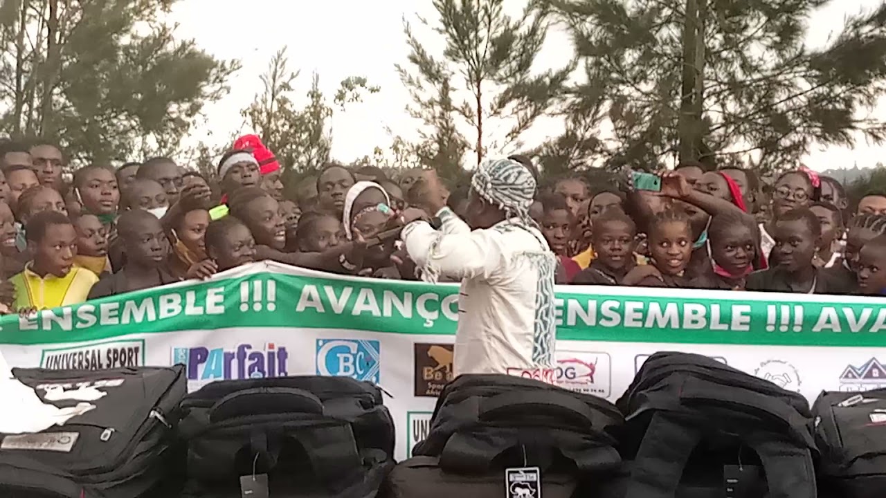AAECSBM, à la remise des prix Aux meilleurs élèves du lycée de bansoa mbri, et a profité pour rendJc