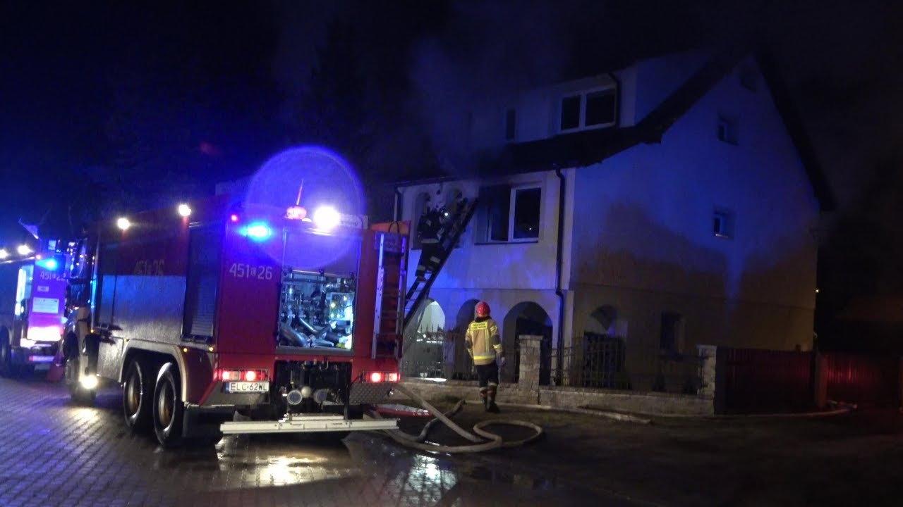 Pożar budynku mieszkalnego, Łowicz ul. Chmielińskiej 29.03.21 - Alarmowo 5 zastępów i karetka