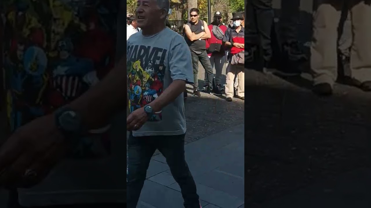 Turron y Roberto, humor callejero, plaza de armas, Santiago, Chile