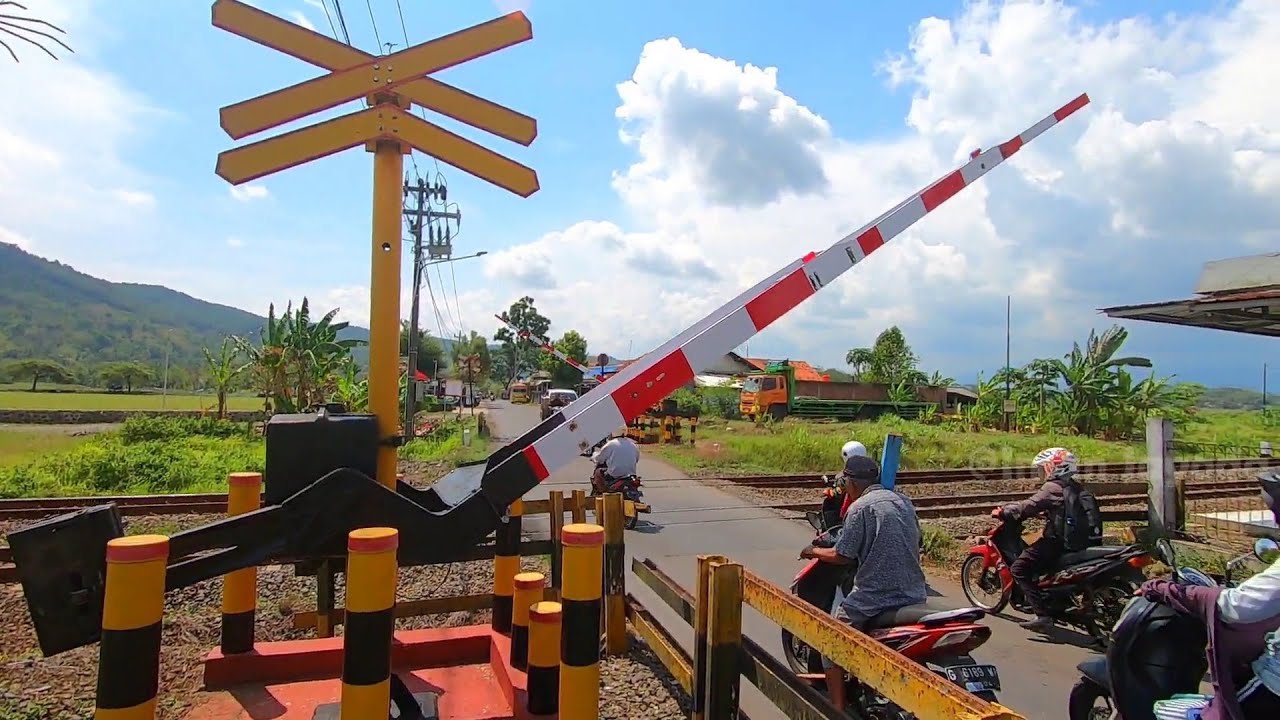 Railroad Crossing in Indonesia | Perlintasan Kereta Api Stasiun Notog