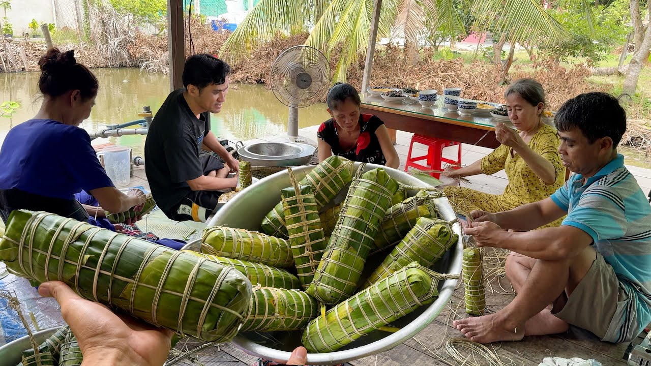 Gói Bánh Tét Chuẩn Bị Ăn Tết