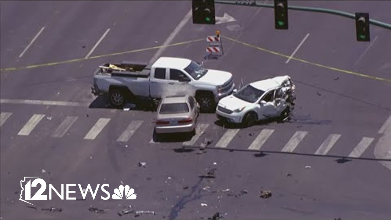 Multiple-vehicle crash at Phoenix intersection leaves 1 dead, 2 injured