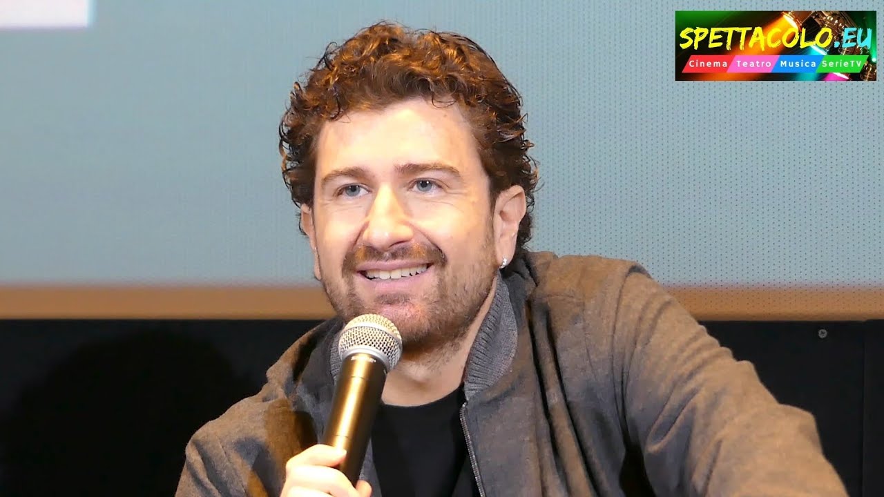 Alessandro Siani presenta Tramite amicizia: «L'amicizia è cosa seria, tanti ragazzi in solitudine»