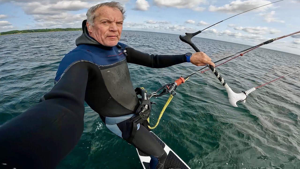 Homespot Båring foil 9. june 2025. Første foil tur i 7 mdr:) Tack & landing på snæver strandgrund.