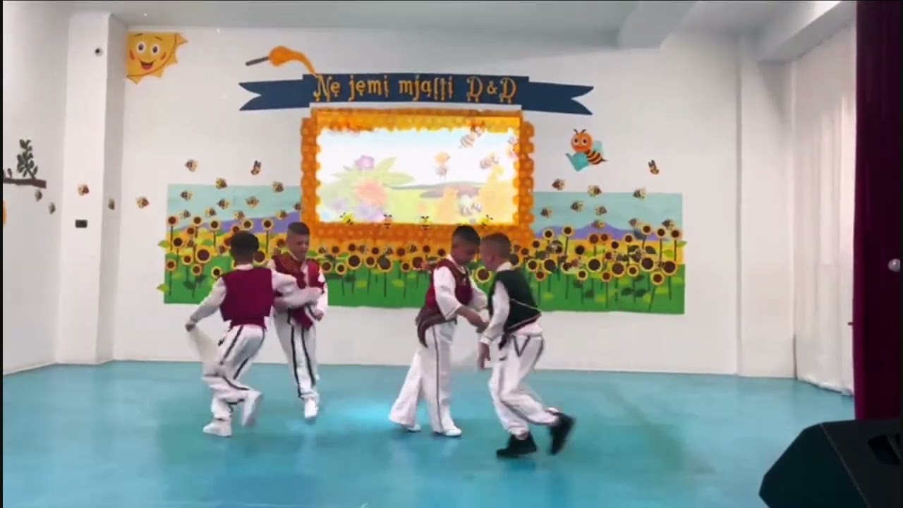 Nxënësit e klasës së parë në një valle popullore 🥰