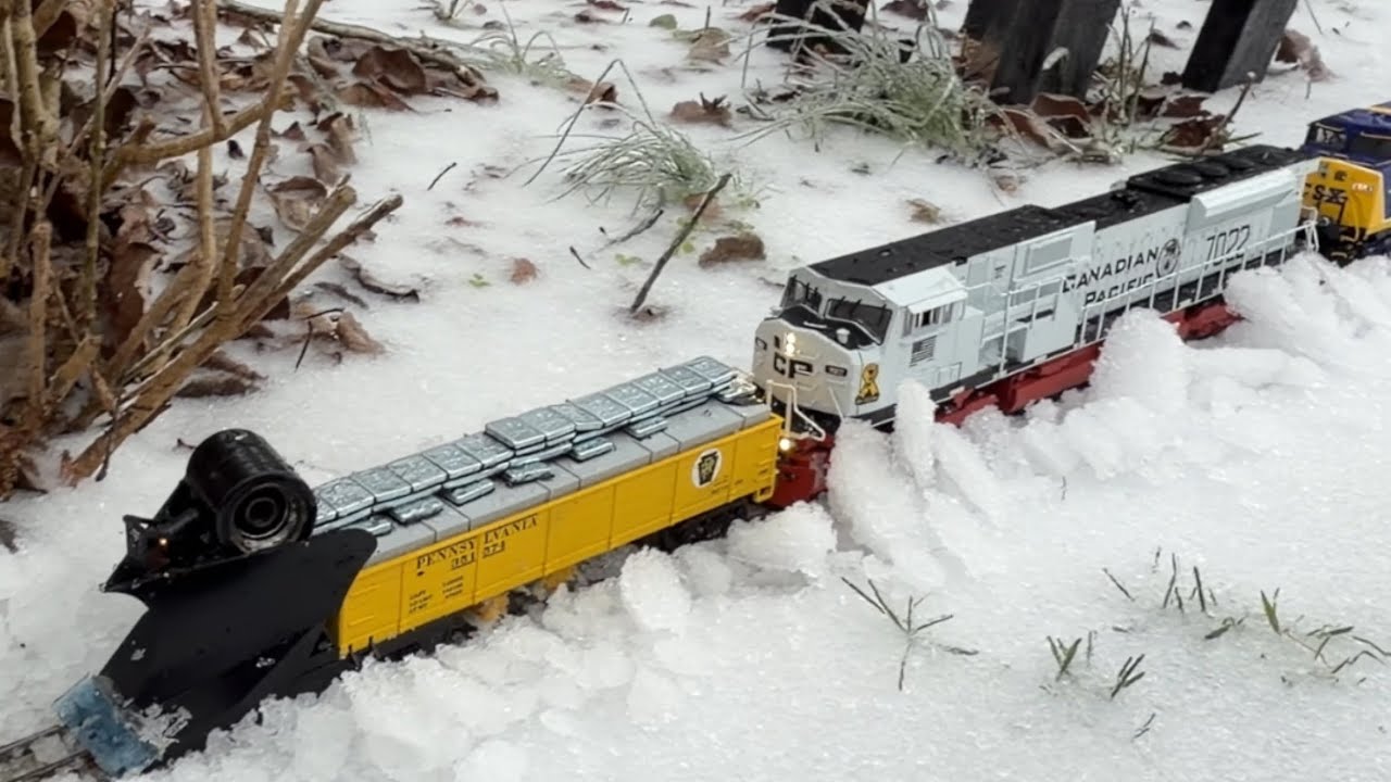 BIG LIONEL GARDEN RAILWAY VS ICE STORM
