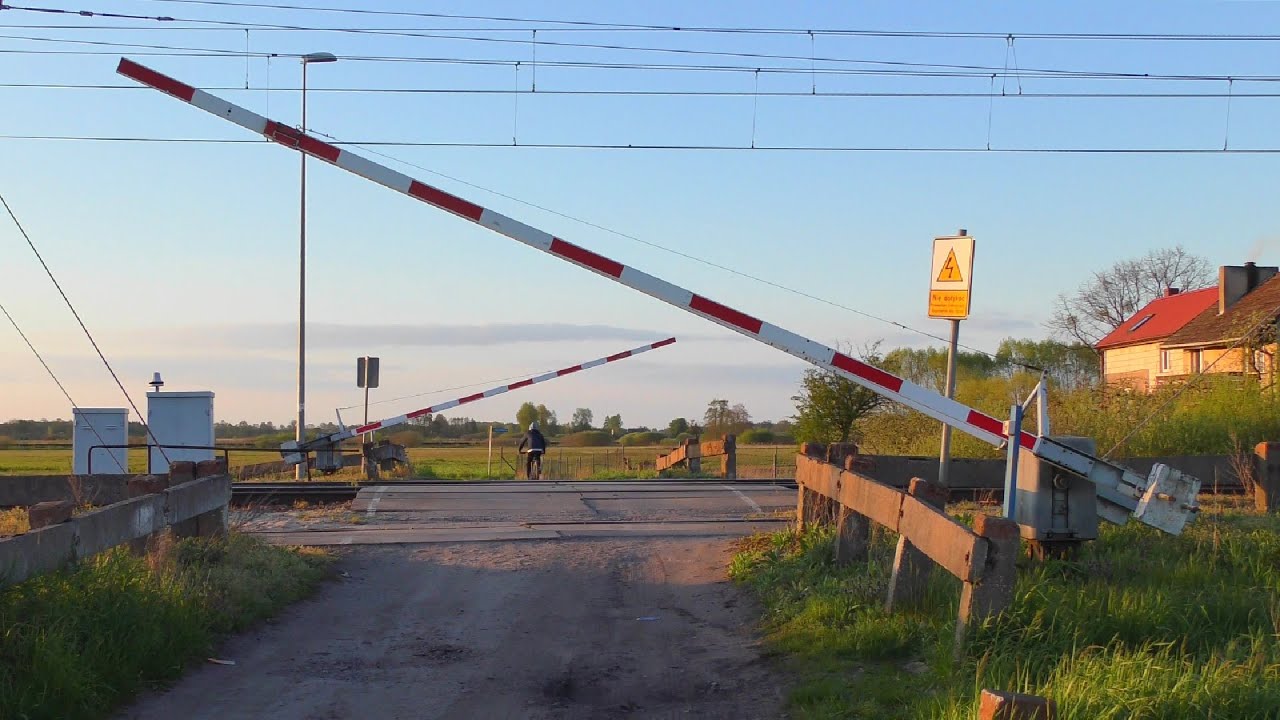[4K] Przejazd kolejowy na żądanie, stacja Krzyż (LK351) | Polish railroad crossing