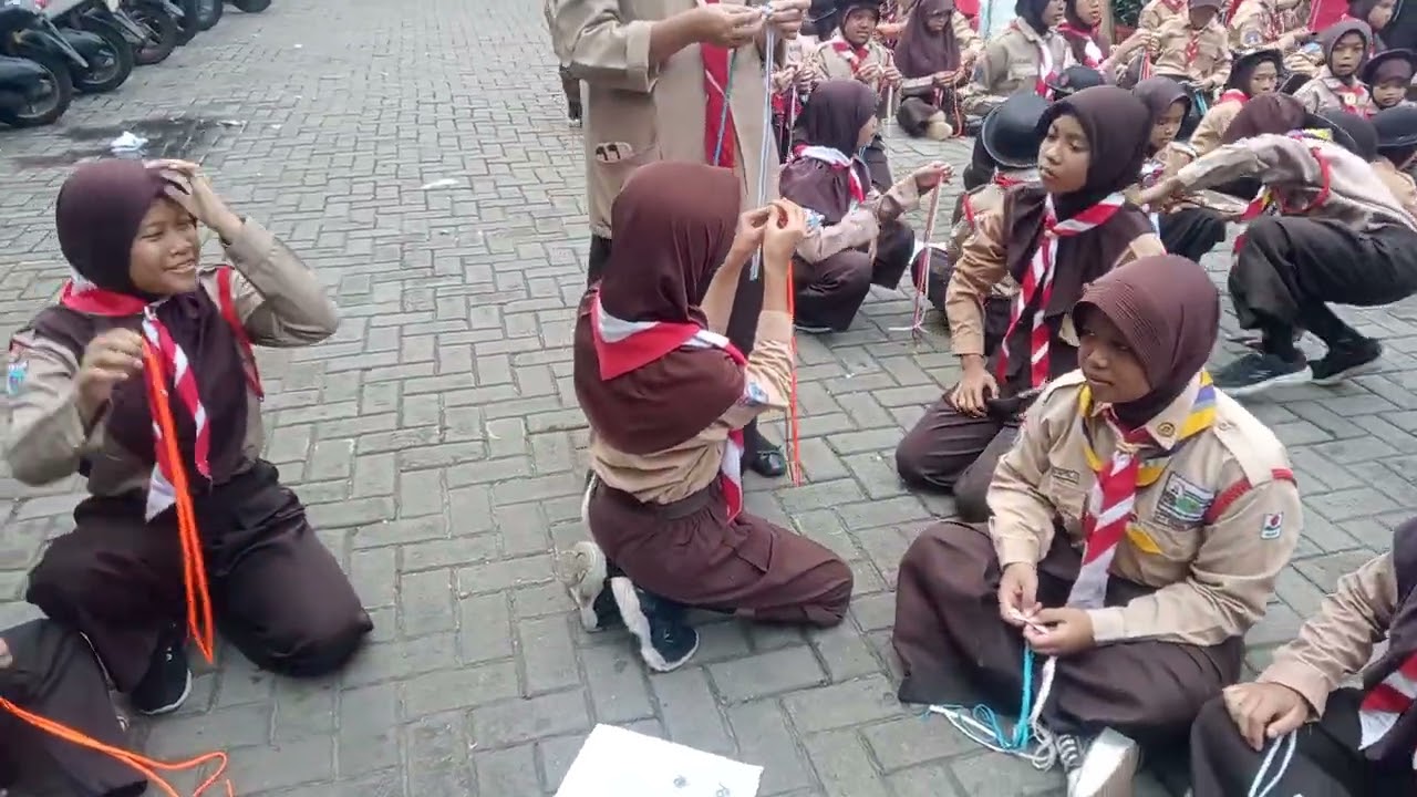 Kegiatan membuat gantungan tali dengan dianyam