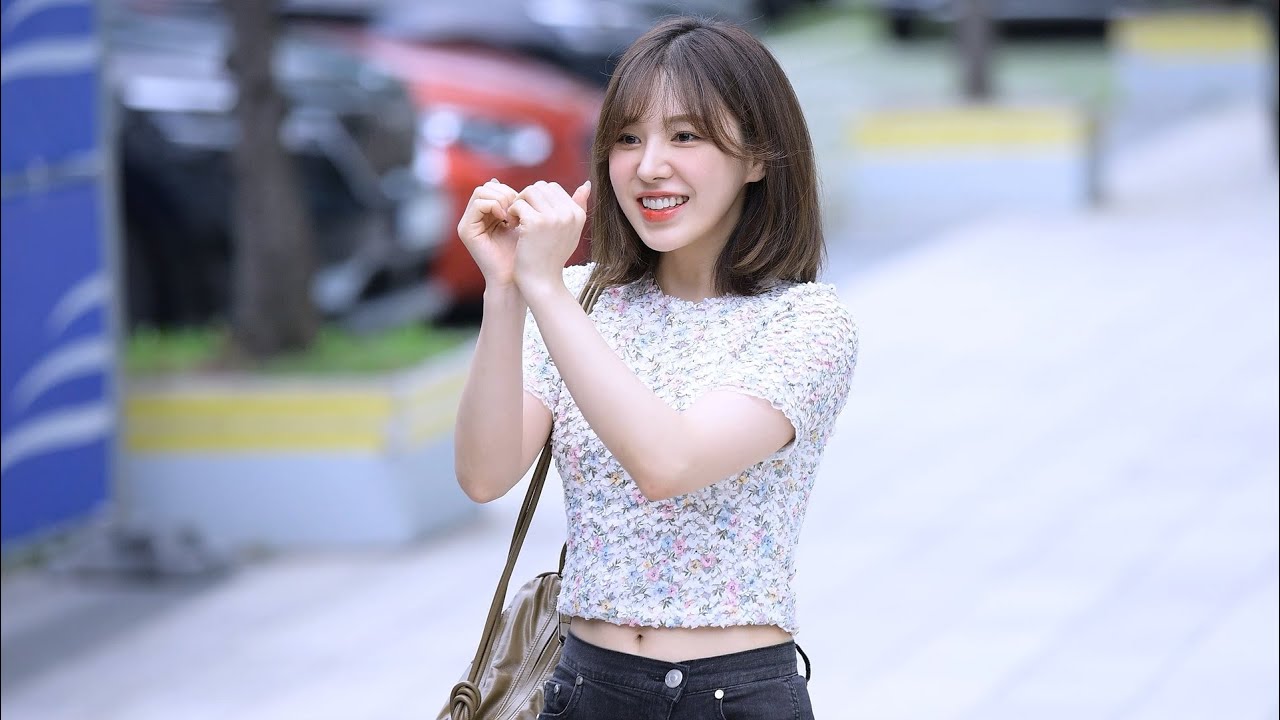 팬들을 만나 정말 행복해 보이는 레드벨벳 웬디 직캠 @ 영스트리트 출근길 | 220803 | 4K 60p by -wA-