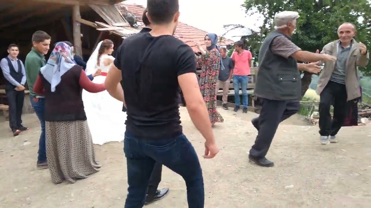 Samsun uzun kız yaylasında, dovul zurna eşliğinde gelini evden çıkarırken