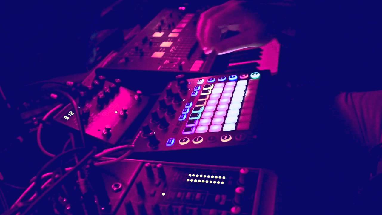 Sascha Kloeber plays Novation Circuit with Korg Odyssey // Deephouse // Techno
