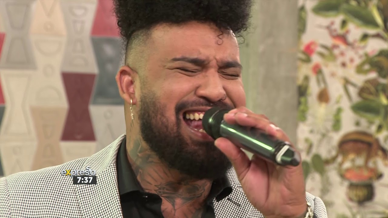 Music: Robin Pieters performs  