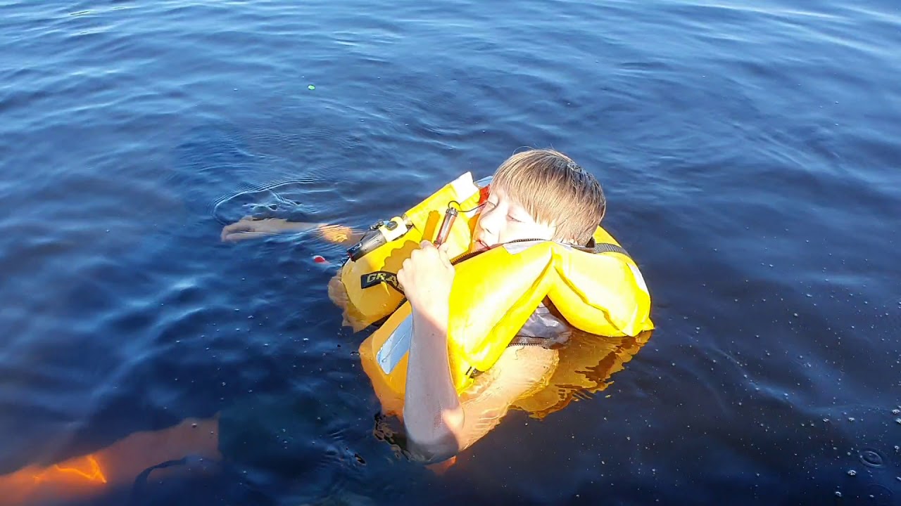 Oppbl&aring;sbar redningsvest test. ( self inflatable life vest )