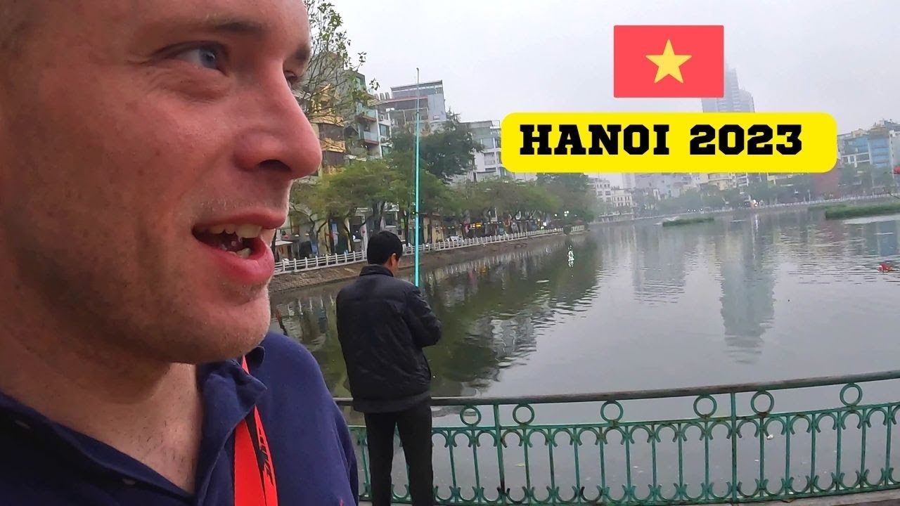 BUDGET STREET FOOD while walking to WEST LAKE in HANOI 🇻🇳