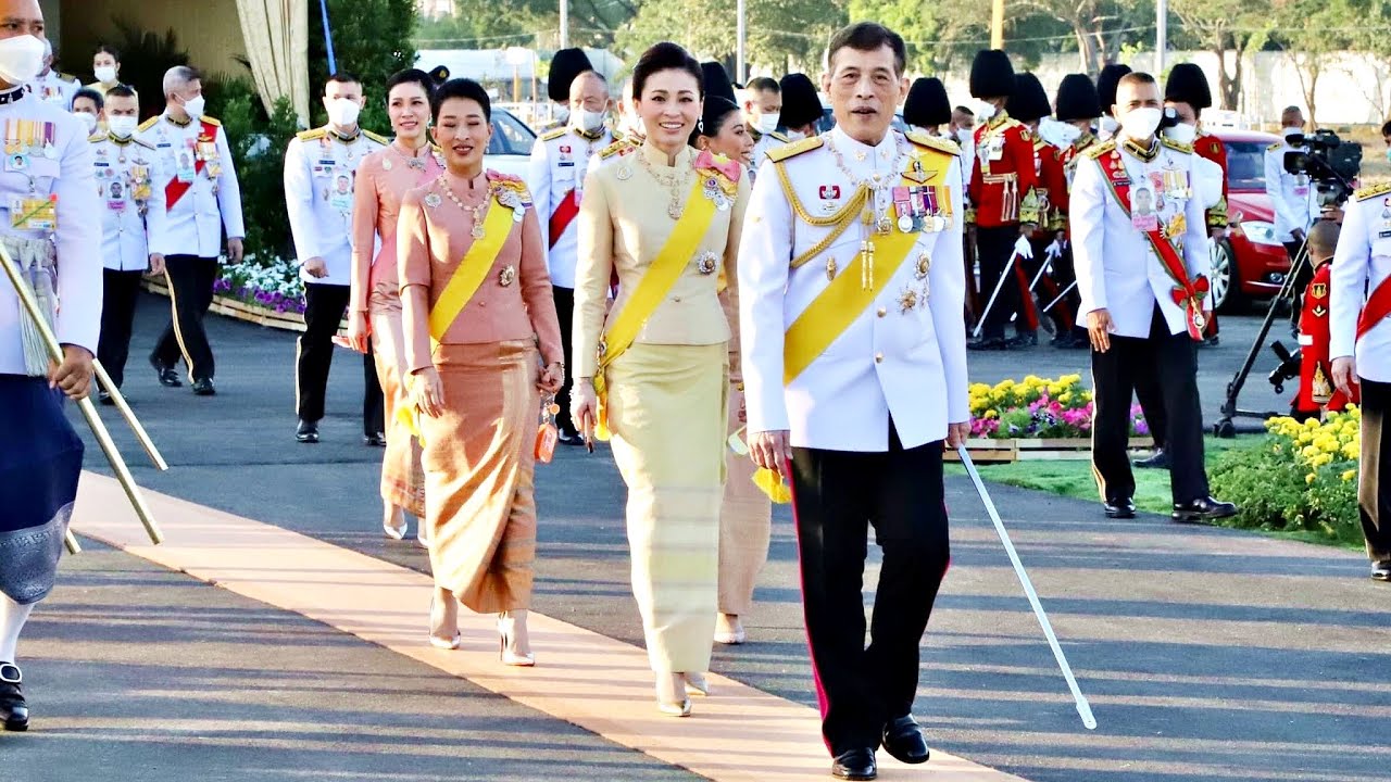 พระบาทสมเด็จพระเจ้าอยู่หัว สมเด็จพระนางเจ้าฯ ทรงประกอบพิธีวางศิลาฤกษ์แท่นฐานพระบรมราชานุสาวรีย์ ร.๙