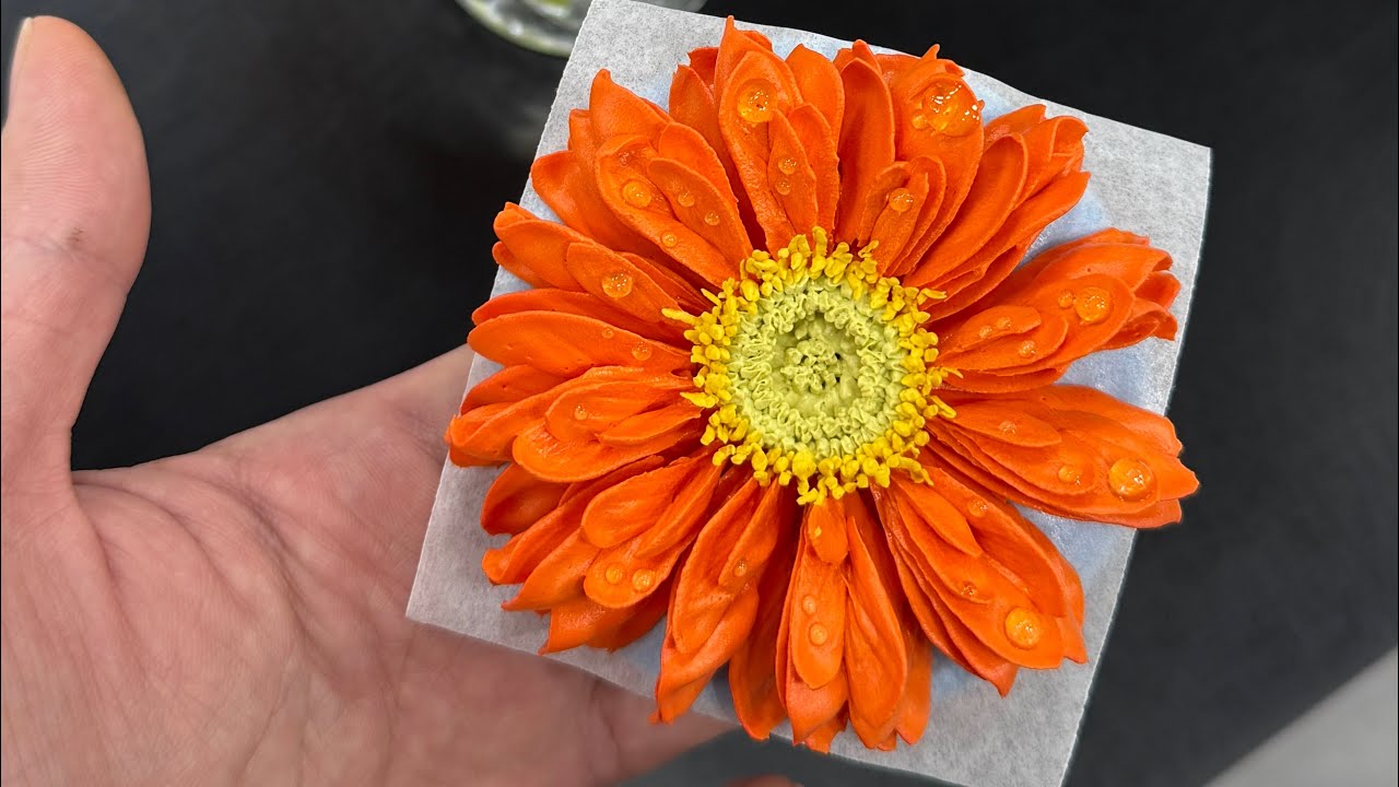 Make a daisy flower out of cream / 