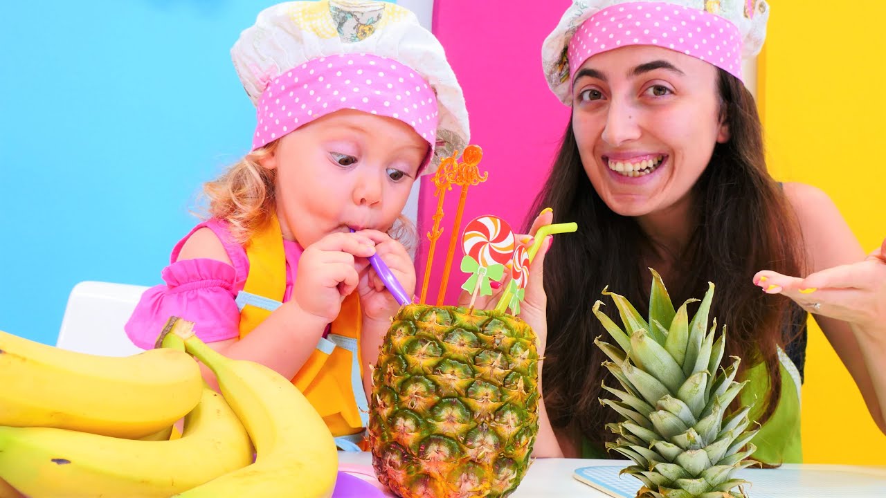 Çocuklar için eğitici video. Mini Mutfak. Ananas içinde muzlu süt! Yemek yapma oyunu